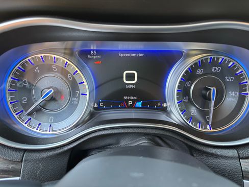 Used 2017 Chrysler 300 Limited w/ Value Package RWD image 8