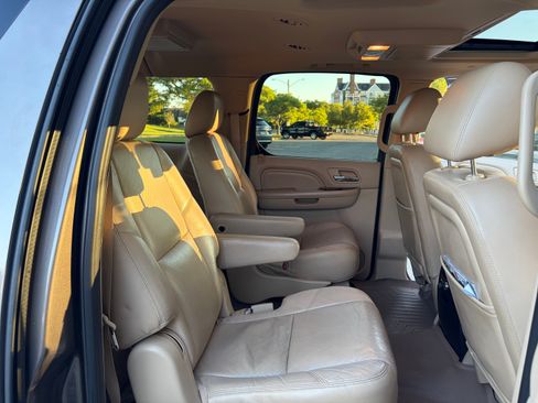 Used 2011 Cadillac Escalade ESV Premium AWD/4WD image 11