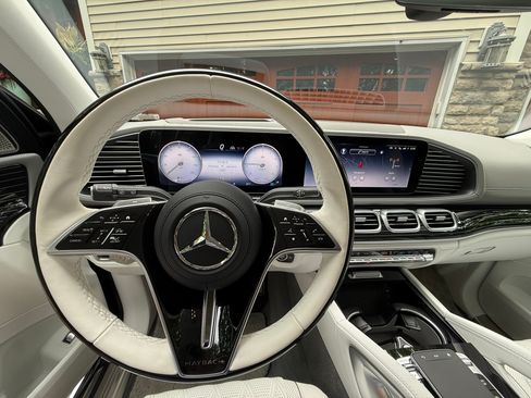 Used 2025 Mercedes-Benz Maybach GLS 600 4MATIC image 10