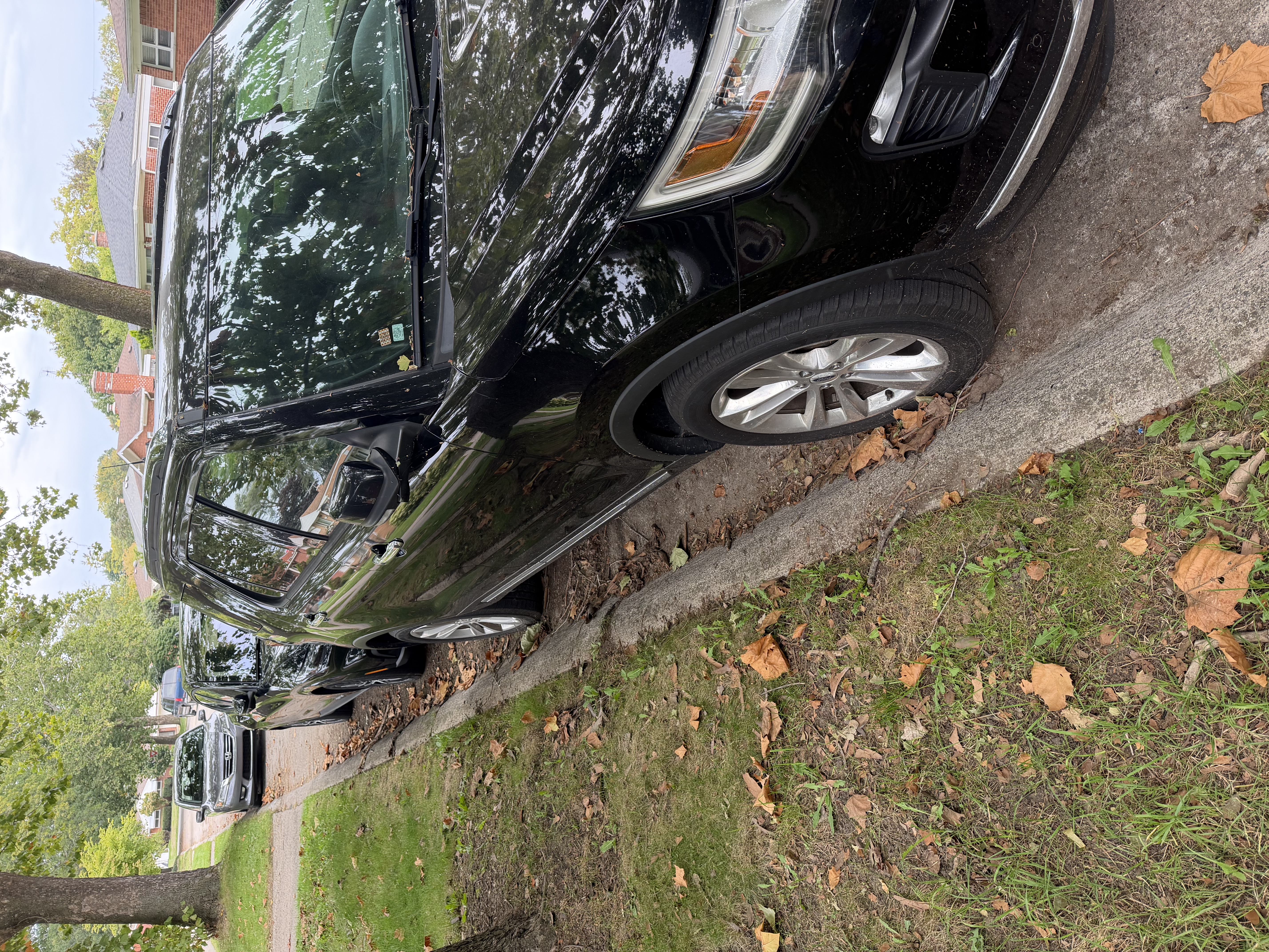 Used 2018 Ford Explorer Limited w/ Equipment Group 301A AWD/4WD image 3