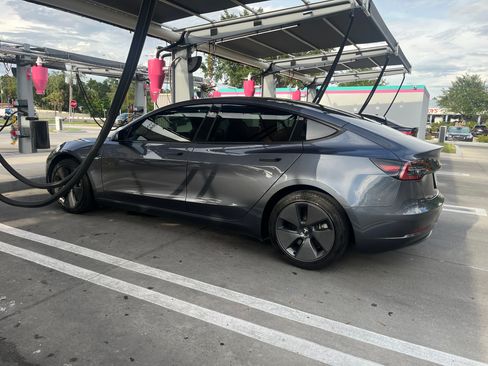 Used 2023 Tesla Model 3 Standard Range RWD image 2