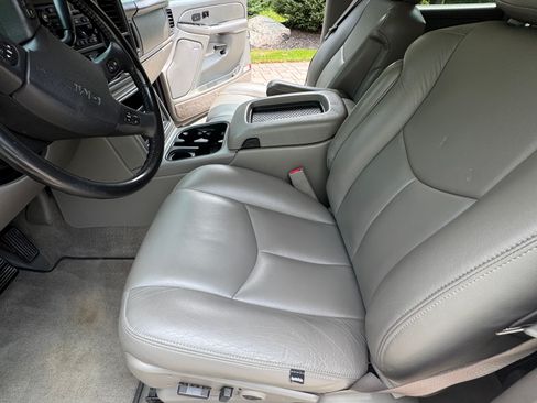 Used 2005 GMC Yukon XL SLT w/ SLT Preferred Equipment Group AWD/4WD image 16
