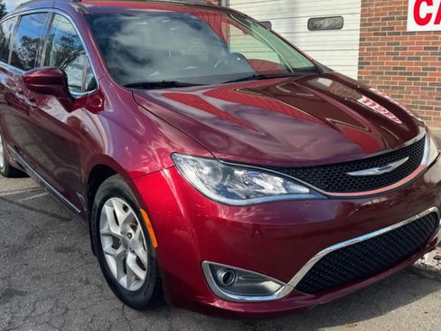 Used 2017 Chrysler Pacifica Touring-L image 1