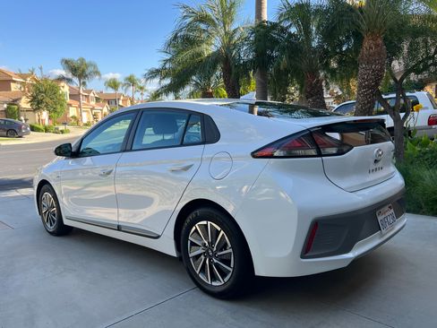 Used 2020 Hyundai Ioniq SE image 14
