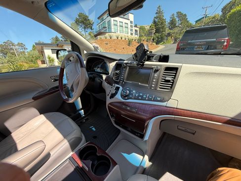 Used 2013 Toyota Sienna Limited w/ Premium Pkg FWD image 14