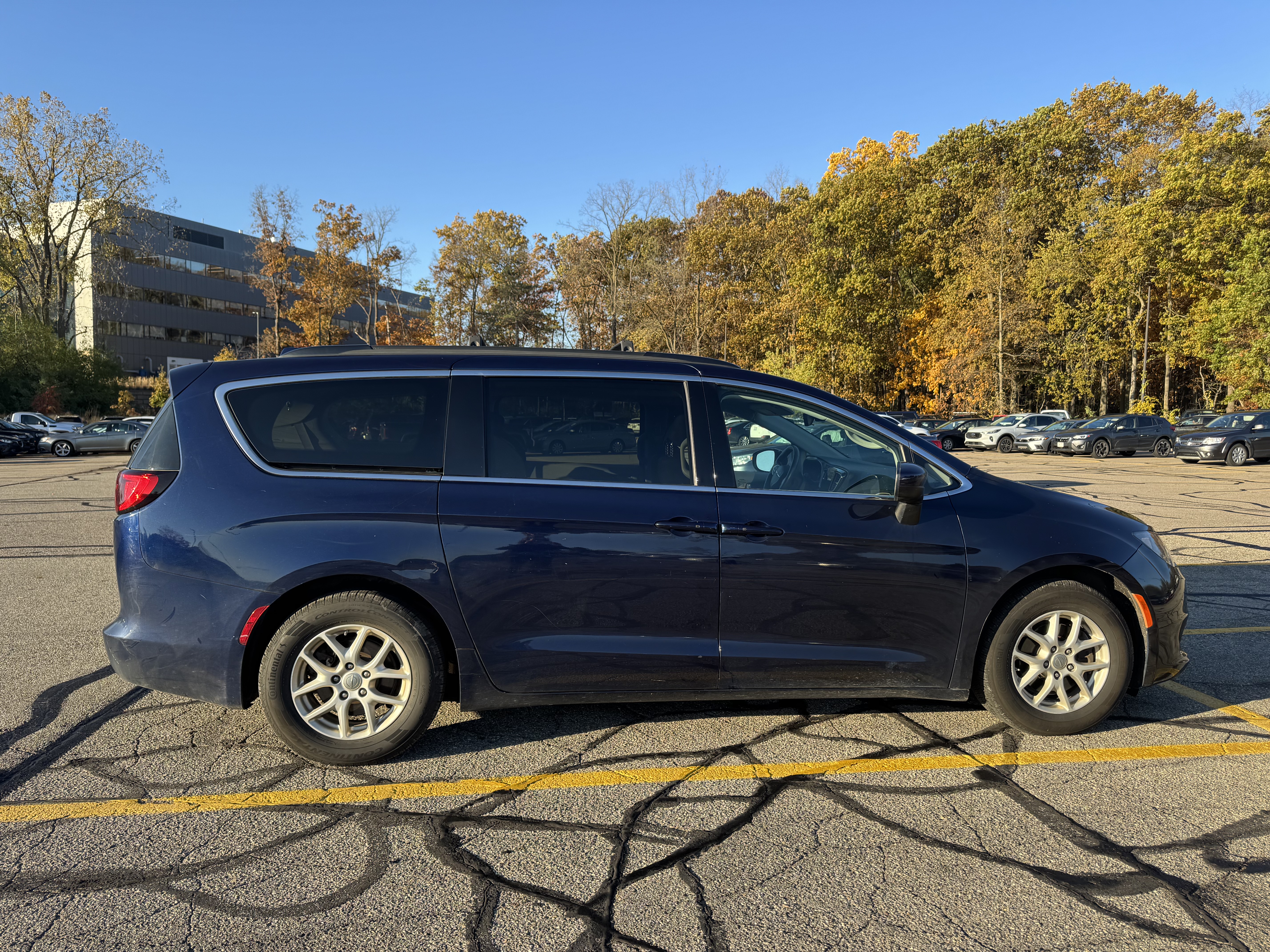 Used 2017 Chrysler Pacifica Touring FWD image 1