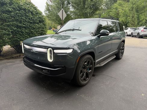 Used 2026 Rivian R1S Premium Quad AWD/4WD image 1