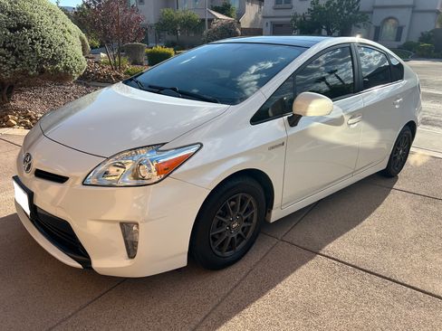 Used 2014 Toyota Prius Four w/ Solar Roof Package FWD image 4