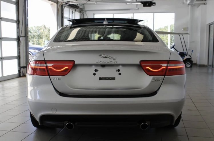 Used 2017 Jaguar XE Premium AWD/4WD image 5