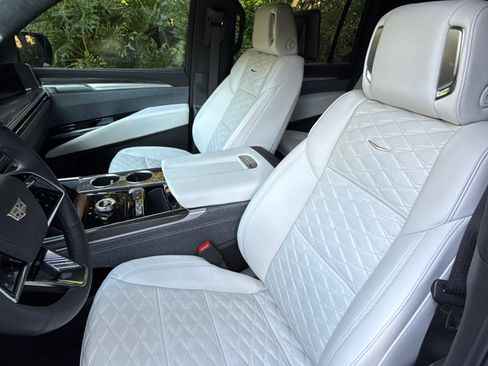 Used 2025 Cadillac Escalade ESV V image 8