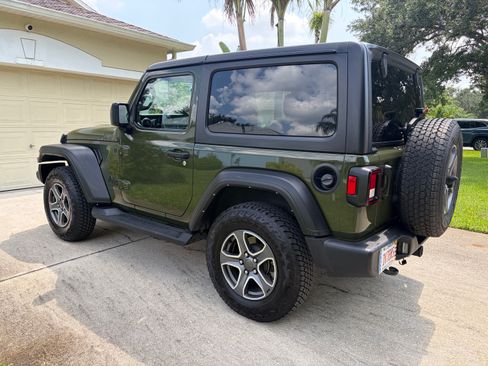 Used 2022 Jeep Wrangler Sport AWD/4WD image 5
