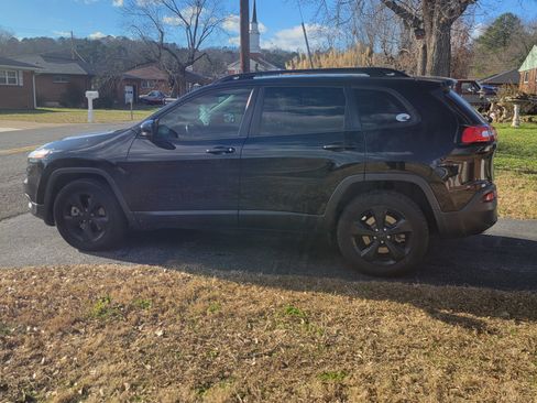 Used 2018 Jeep Cherokee Limited w/ Technology Group image 2