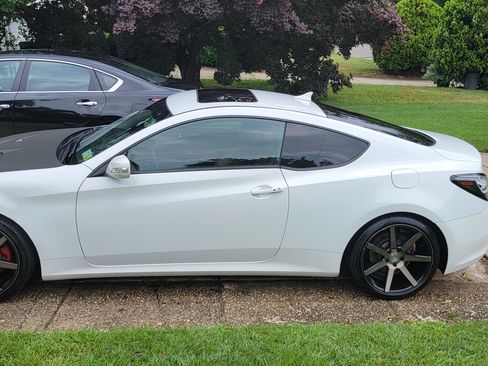 Used 2012 Hyundai Genesis 3.8 image 2