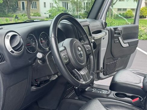 Used 2016 Jeep Wrangler Unlimited Sahara w/ Connectivity Group AWD/4WD image 8