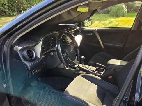 Used 2018 Toyota RAV4 XLE AWD/4WD image 6