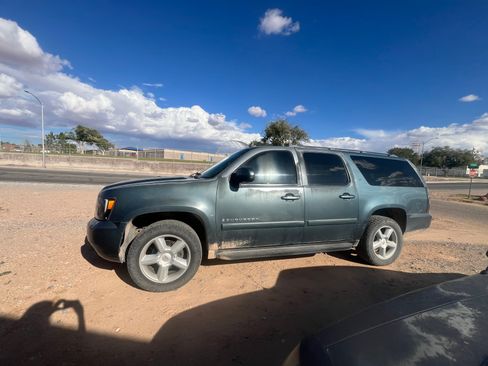 Used 2008 Chevrolet Suburban LT image 2