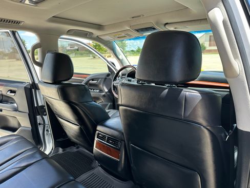 Used 2021 Lexus LX 570 4WD w/ Luxury Package image 21