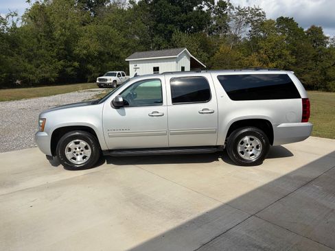 Used 2014 Chevrolet Suburban LT RWD image 2