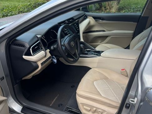 Used 2018 Toyota Camry XLE FWD image 5