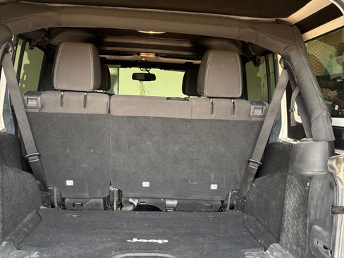 Used 2015 Jeep Wrangler Unlimited Rubicon w/ Connectivity Group AWD/4WD image 15