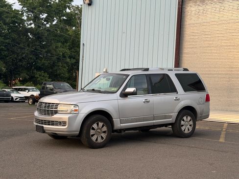 Used 2010 Lincoln Navigator 4WD image 11