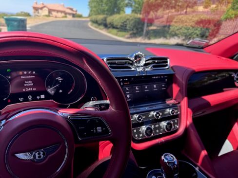 Used 2021 Bentley Bentayga image 26