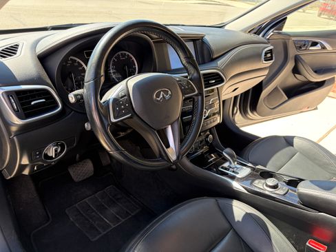 Used 2017 INFINITI QX30 Premium w/ Navigation Package image 6