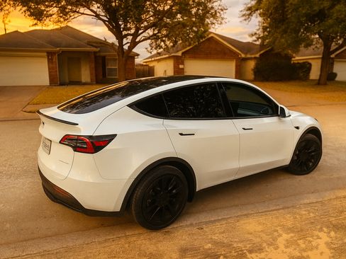 Used 2023 Tesla Model Y Long Range image 5