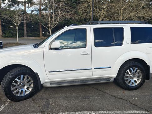 Used 2012 Nissan Pathfinder LE image 4