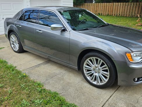 Used 2012 Chrysler 300 Limited w/ 300 Luxury Series Pkg RWD image 11