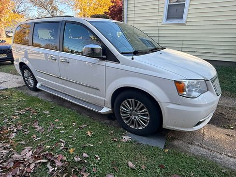 Used 2013 Chrysler Town & Country Touring-L w/ Driver Convenience Group image 2