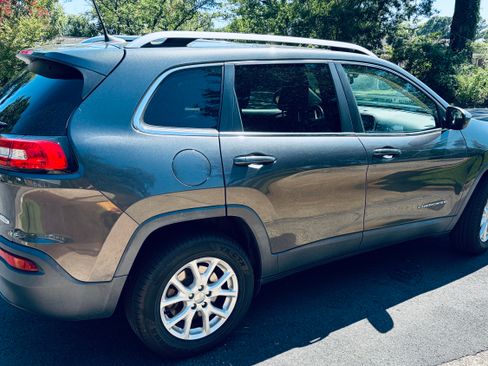 Used 2016 Jeep Cherokee Latitude w/ Cold Weather Group AWD/4WD image 5
