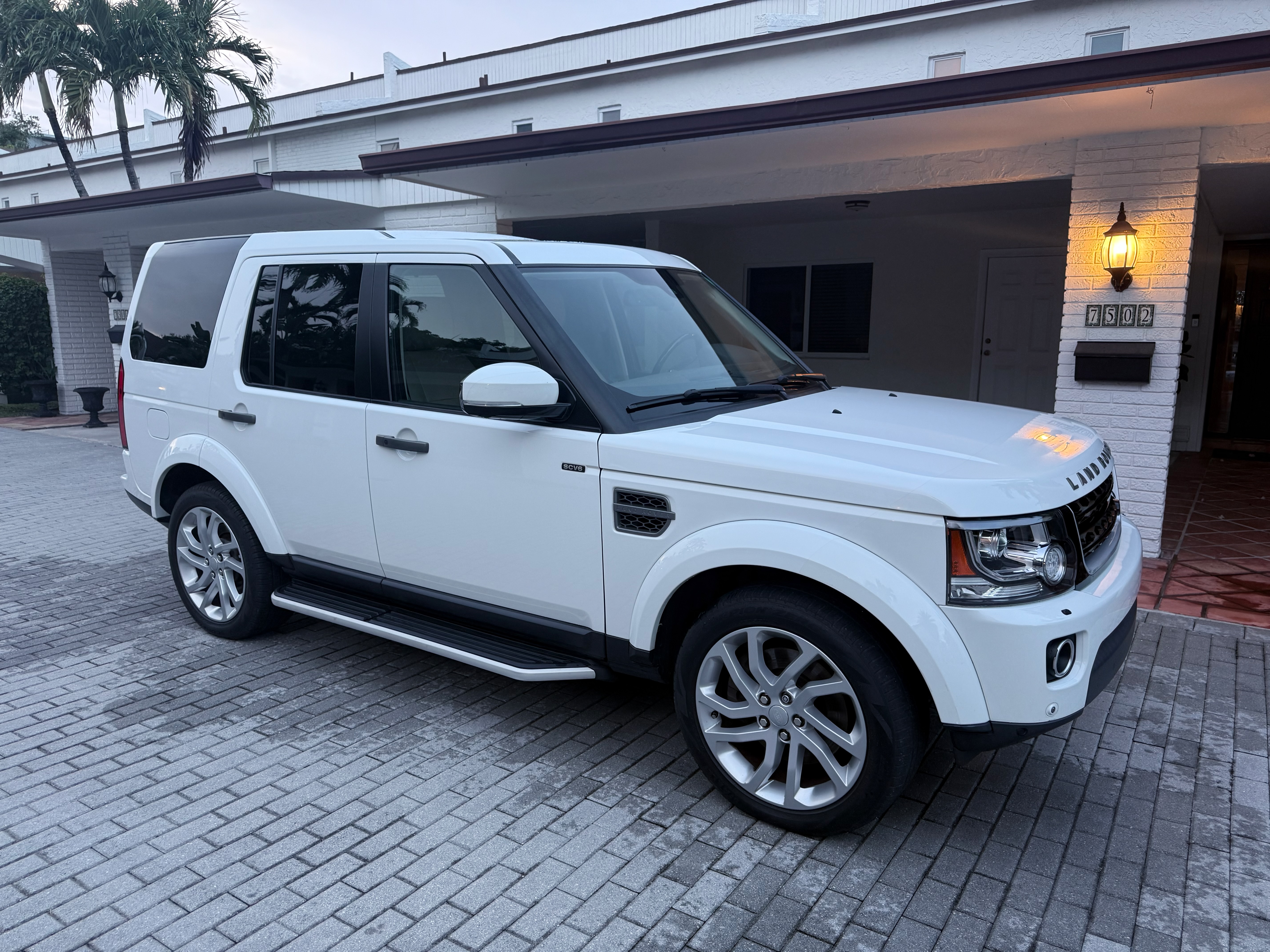 Used 2016 Land Rover LR4 HSE Silver Edition AWD/4WD image 9