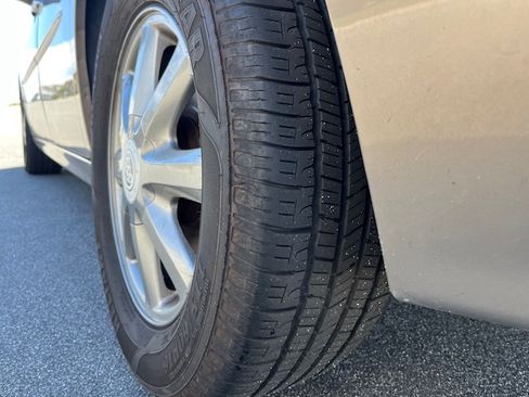 Used 2007 Buick LaCrosse CXL w/ Driver Confidence Package image 10