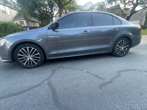 Used 2015 Volkswagen Jetta Sport image 2