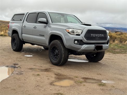 Used 2018 Toyota Tacoma TRD Sport image 2