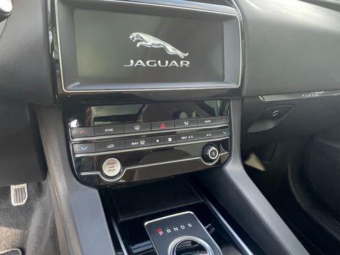 Used 2019 Jaguar F-PACE Premium image 6