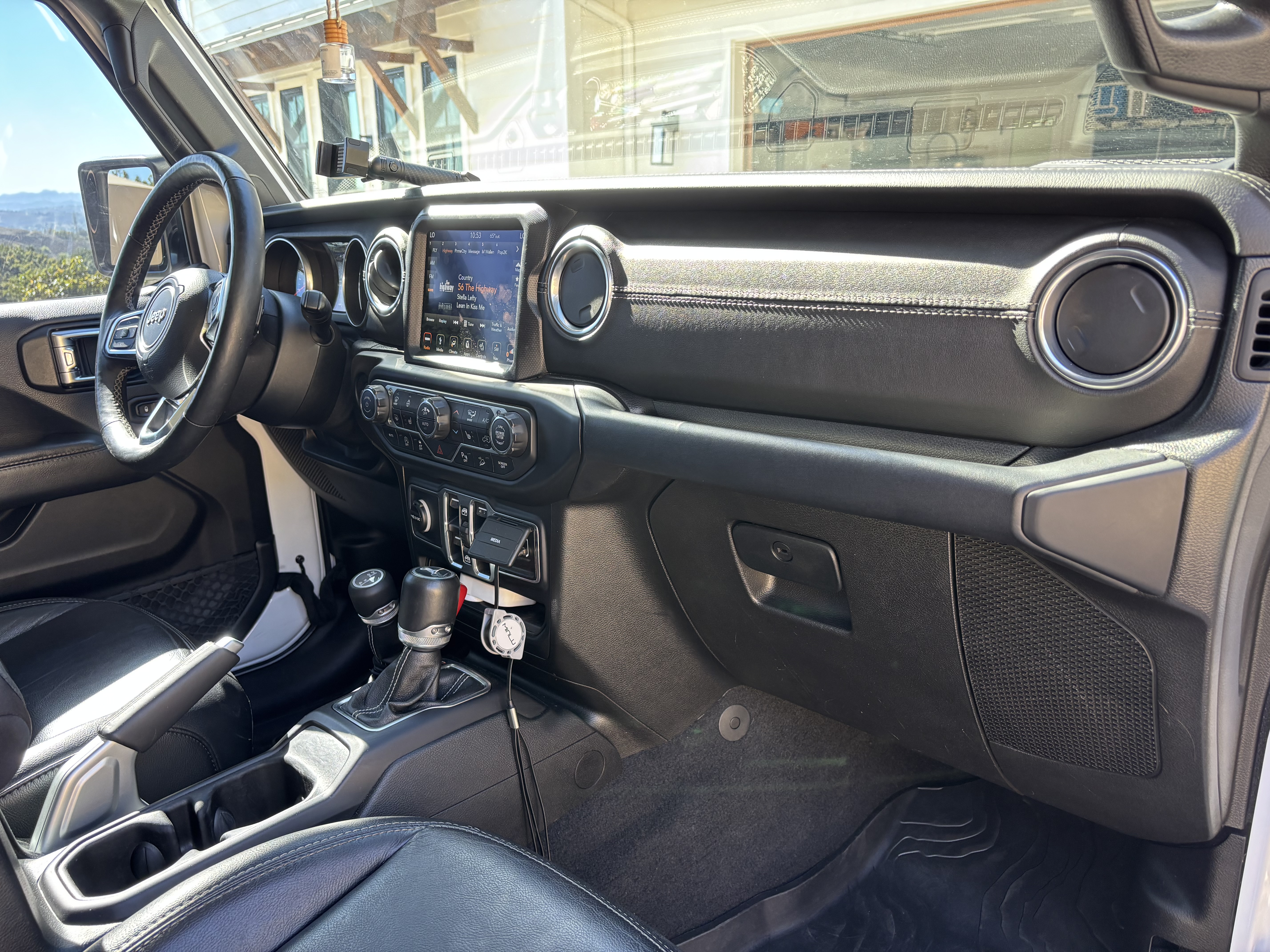 Used 2018 Jeep Wrangler Unlimited Sahara w/ Dual Top Group AWD/4WD image 10