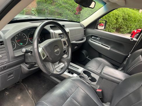 Used 2009 Jeep Liberty Limited w/ Premium Group II AWD/4WD image 13