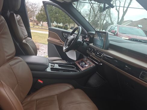 Used 2024 Lincoln Aviator Reserve w/ Equipment Group 201A image 16