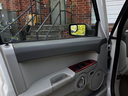 Used 2007 Jeep Commander Limited w/ Trailer Tow Group IV image 17