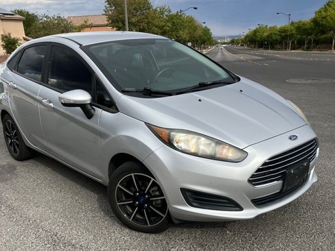 Used 2015 Ford Fiesta SE image 4