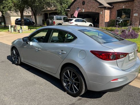 Used 2017 MAZDA MAZDA3 Touring FWD image 2