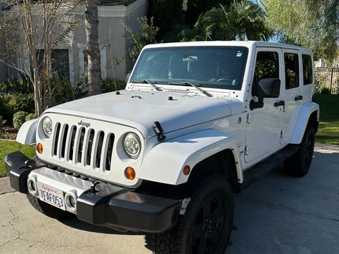 Used 2012 Jeep Wrangler Unlimited Sahara image 2