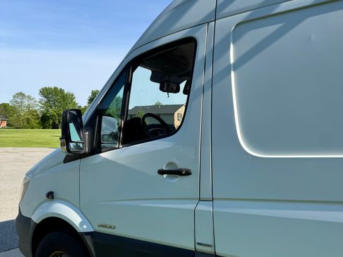 Used 2015 Mercedes-Benz Sprinter 2500 image 11