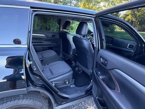 Used 2018 Toyota Highlander Plus FWD image 10