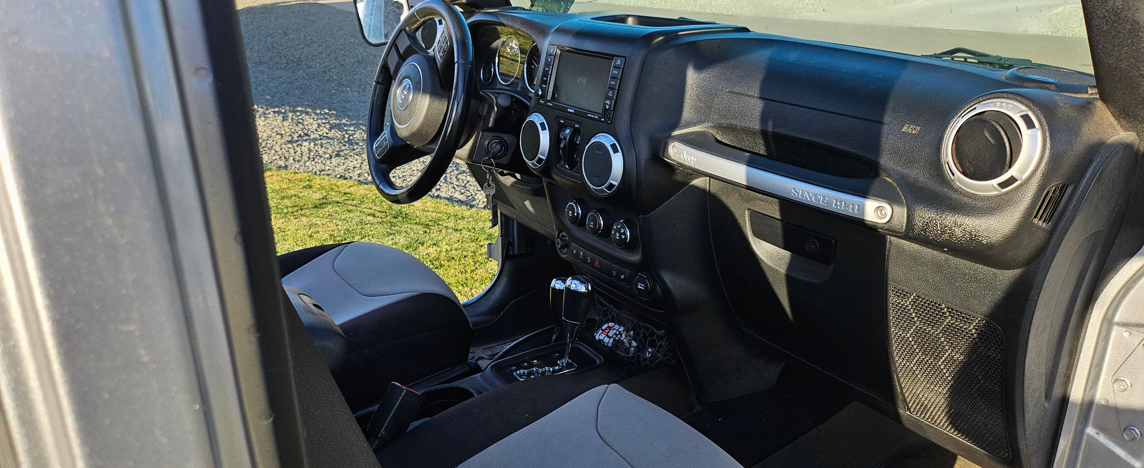 Used 2015 Jeep Wrangler Unlimited Rubicon w/ Dual Top Group AWD/4WD image 13