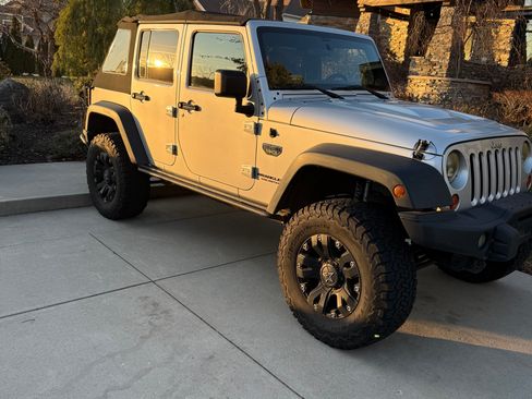 Used 2012 Jeep Wrangler Unlimited Rubicon image 2