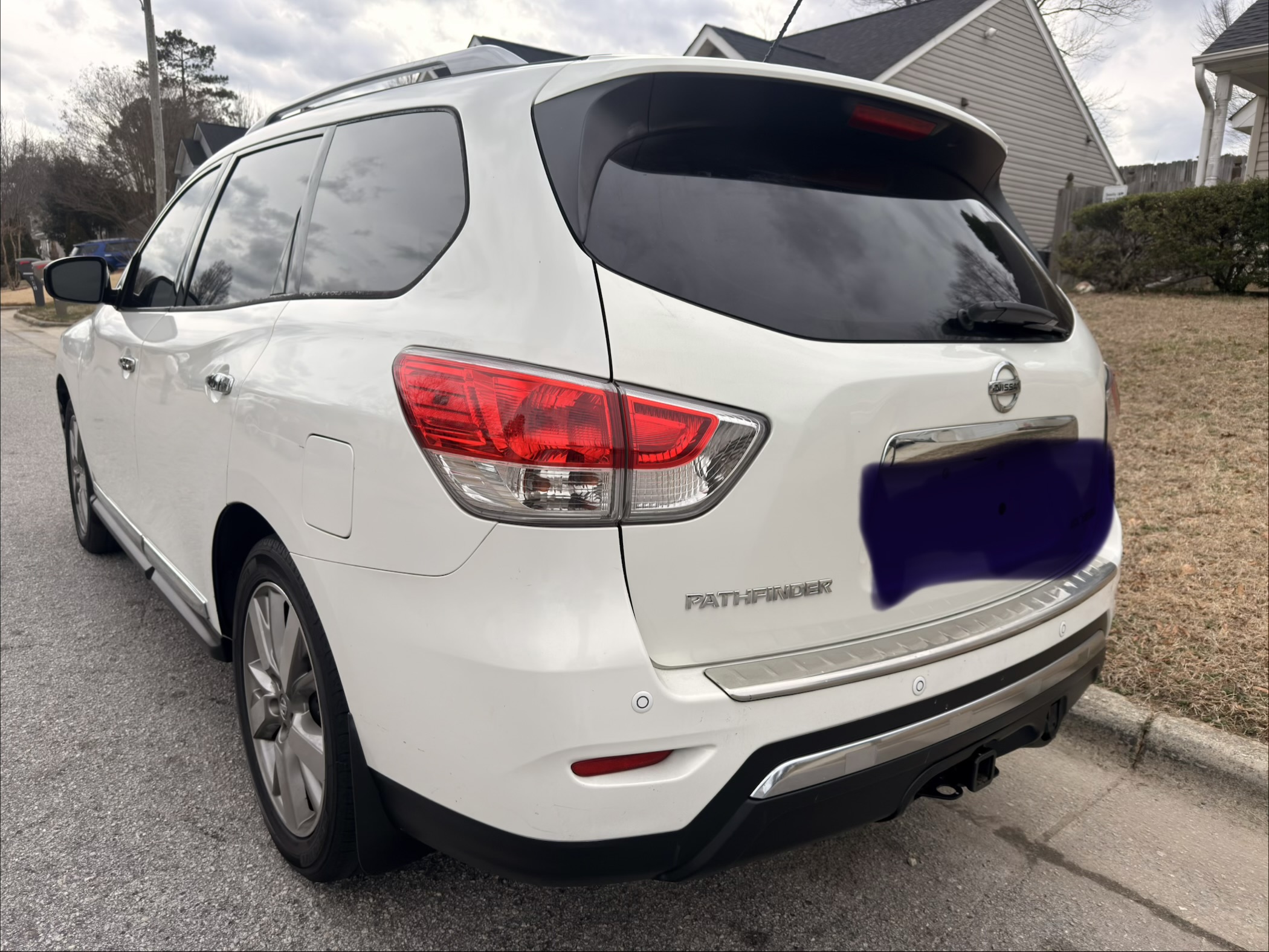 Used 2014 Nissan Pathfinder Platinum w/ Platinum Premium Package FWD image 2