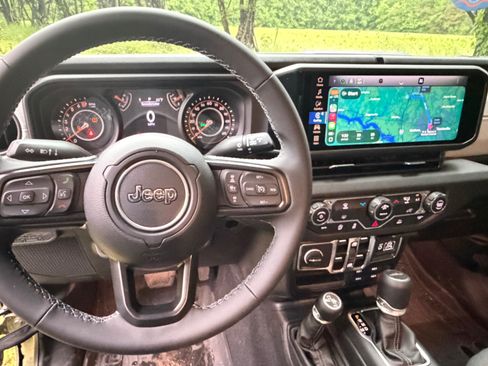 Used 2025 Jeep Gladiator Sport AWD/4WD image 16